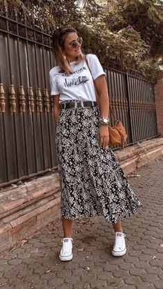 White Sneakers Outfit Summer Dress, Flowy Feminine Style, How To Style A Floral Skirt, Loose Fitting Clothes For Women, Long Skirt Tshirt Outfit, Floral Tee Outfit, Casual Outfits With Skirts, Dresses And Sneakers Outfit, Midi Skirt And Sneakers