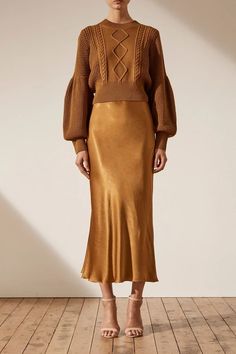 Midi Skirt Satin, Autumn Dark, Skirt Satin, Leandra Medine, Giovanna Battaglia, Anna Dello Russo, Deep Autumn, Gold Outfit, Dark Autumn