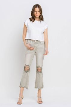 These distressed raw hem cropped flare jeans offer a perfect blend of edgy and retro style. The distressed detailing adds a touch of urban flair to the flared silhouette. The raw hem finishes off the look with a trendy, unfinished edge. Pair these jeans with a tucked-in graphic tee and platform sandals for a vintage-in Hem Finishes, Lacoste Shoes, Cropped Flare Jeans, Vintage Inspired Outfits, Denim Blouse, Cropped Flares, Top Graphic Tees, Flared Jeans, Retro Stil