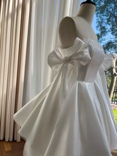 Item Details ： Product Number : C1871 Fabric: Satin Silhouette: Ball Gown Sleeves：Sleeveless Back Style：Lace Up Dresses 18th Birthday, Simple Ball Gown, Gown Sleeves, Princess Sweet 16, 18th Birthday Outfit, Simple Homecoming Dresses, Hot Prom Dress, Chara Design, White Homecoming Dresses