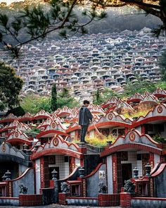 Fu De Keng Public Cemetery, Taiwan Qingming Festival, Asian Festival, China Architecture, Unique Travel, Chinese Architecture, Holiday Destinations, Graveyard