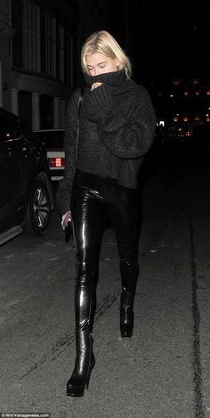 Hailey Baldwin Street Style, Pvc Leggings, Dress Elegant Short, Trendy Party Outfits, Classy Street Style, Winter Party Outfit, Hailey Baldwin Style, Style Désinvolte Chic, How To Wear Leggings