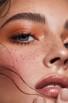 美妝丨倫敦修圖師Mariia Konovalova作品 - 雪花新聞 Tamara Williams, Fake Makeup, Freckles Makeup, Maquillage On Fleek, Photographie Portrait Inspiration, Makijaż Smokey Eye, Face Photography