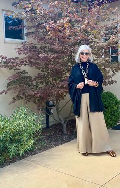 Older Woman Outfit, Smart Dressing, Mom Fits, Cindy Hattersley, Dressing Tips, Comfortable Chic, Multiple Outfits, Mum Fashion, Italian Women