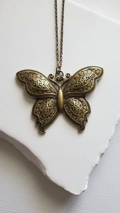 Bronze Butterfly Necklace Gorgeous Animal Pendant. A great piece of jewelry to add to your collection or gift to that special someone in your life. Pendant: ~ Extra Large Antique Bronze Butterfly  ~ Material: Zinc Alloy Metal (Lead And Nickel Free) Size: 71mm x 54mm Chain: ~ Antique Bronze Choose YOUR CHAIN LENGTH during checkout ☻Link to The ENTIRE SHOP: https://www.etsy.com/shop/FashionCrashJewelry?ref=shopsection_shophome_leftnav&ga_search_query=crystal%2Bnecklace Our Motto ~ Happy Customers Butterfly Charm Brass Jewelry Gift, Brass Jewelry With Butterfly Charm For Gift, Vintage Gold Butterfly Jewelry, Butterfly Pendant Necklace As A Gift, Butterfly Pendant Necklace For Gifts, Butterfly Pendant Necklace For Gift, Butterfly-shaped Metal Jewelry Gift, Butterfly Shaped Metal Jewelry As Gift, Butterfly Shaped Necklace With Large Pendant