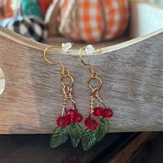 Christmas Holly Berry Earrings. 925 Gold Plated. All Hand Wired. Winter Earrings Diy, Wire Christmas Earrings, Handmade Christmas Jewelry, Christmas Wire Wrapped Jewelry, Christmas Handmade Jewelry, Christmas Wire Jewelry, Holly Jewelry, Christmas Earrings Diy, Holiday Earrings Diy