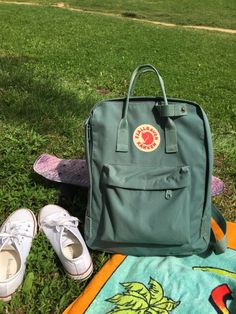 Green Backpack Aesthetic, Kanken Style, Granola Boy, Fjallraven Backpack, Backpack Aesthetic, Kanken Classic, Modest Wardrobe