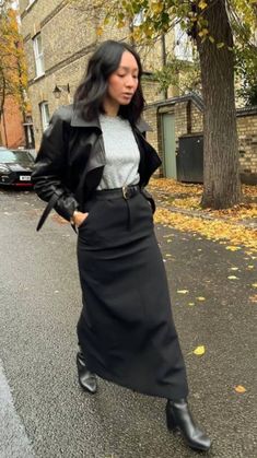 Winter Concert Outfit, Black Maxi Skirt Outfit, Corporate Girly, Concert Outfit Winter, 2023 Mood, Mood Vibes, Winter Mood, Winter Streetwear, Palette Ideas