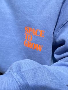 Sweater Print Design, Cool Hoodie Design Ideas, Hoodie Print Design Ideas, Simple Sweatshirt Design, Hoodie Design Ideas Inspiration, Hoodie Design Ideas, Minimal Shirt Design, Simple Sweatshirt, Orange Hoodie