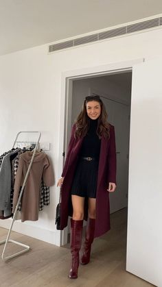 burgundy trenchcoat, black sweater, black a-line skirt, high burgundy boots, black handbag, sunglasses Classy Cold Weather Outfits, Female Lawyer Fashion, Classy Tips, Korean Tips, Lawyer Fashion, Looks Country, Mode Boho