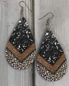 Cute Leather Earring Ideas, Faux Leather Earring Ideas, Diy Faux Leather Earrings, Faux Leather Crafts, Diy Earrings Tutorial, Faux Earrings, Leather Jewelry Making