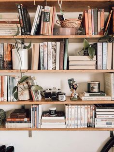 A floating bookshelf with neutral colored books, plants, baskets, and trinkets stacked haphazardly but appealingly. Home Library Design Bookshelves, Book Lovers Bedroom, Aesthetic Bookshelf, Bookshelf Aesthetic, Bookshelf Inspiration, Bookshelves In Bedroom, Home Library Design, Room Book, Book Pins