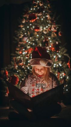 Kids In Front Of Christmas Tree Pictures, Kids Christmas Card Photoshoot Ideas, Christmas Toddler Picture Ideas, Family Diy Christmas Photos, Easy Toddler Christmas Pictures, Christmas Picture At Home, At Home Kids Christmas Photoshoot, Toddler Girl Christmas Photoshooting Ideas, Christmas Mini Ideas Photo Sessions