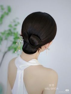 Asian Hair Updo, Chinese Hair Bun, Chinese Engagement, Hair Engagement, Engagement Hairstyles, Hair Arrange, Classic Hairstyles