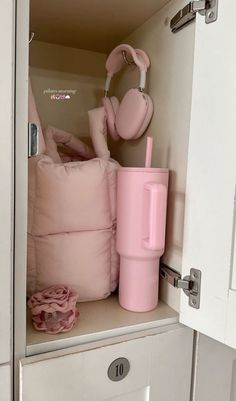 Gym Locker Essentials, Pilate Princess Aesthetic, Locker Essentials, Puffer Tote Bag, Aesthetic Health, Pink Pilates Princess, Pink Gym, Pink Pilates