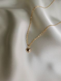 Fine Necklace Gold, Jewelry Accessories Necklaces Gold, Pretty Jewellery Gold, Jewelry Inspo Necklaces, Minimal Gold Necklace, Minimalist Accessories Jewellery, Minimalist Gold Jewelry, Heart Gold Necklace, Elegant Gold Necklace