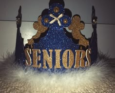 a blue and gold crown with the word seniors on it