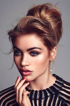 Le Chignon est la coiffure la plus classique et la plus classe. Il s’adapte et d’adopte à toutes les occasions et les formes de visage. C’est une coiffure indémodable qui ajoute du charme à la femme. Plusieurs chignons existent : Vous pouvez choisir pour un chignon bas,haut, un chignon flou, un c… Elle Beauty, Makeup Tip, Ombré Hair, Top Secret, Beautiful Makeup, Favorite Products, About Hair, Hair Dos, Gorgeous Hair