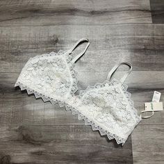 Women’s Casual Bralette From Aerie! Lightweight And Stretchy Material Great For Any Outfit Or Layering. Lace Knit Fabric, Adjustable Straight Straps, No Padding. New With Tags Still Attached, Perfect Condition! -The Colors May Vary On Screens And In Different Light -Please Ask Any And All Questions Before Purchase And I Will Get Back To You As Quickly As Possible -Bundle Multiple Listings Together In The Same Order To Receive Additional Discounts Measurements: Please Note That All Measurements A White Bra For Spring Loungewear, White Spring Loungewear Bra, Spring White Loungewear Bra, Casual White Bra, White Summer Loungewear Bra, White Lace Beach Bra, Layering Lace, Aerie Bralette, Aerie Bras