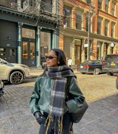 #fall #ootd #outfits #outfitoftheday #scarf #streetstyle #nyc Winter Nyc Outfits, Nyc Pics, Cold Weather Outfits Winter, Nyc Winter Outfits, Chicago Outfit