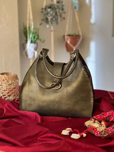 Genuine leather ,  suede  leather bag. front pocket. wide:  34 cm tall : 35 cm deep: 8 cm strap : 49 cm magnetic snap closure one exterior pocket  Gerçek deri .  genişlik: 34 cm yükseklik: 35 cm derinlik: 8 cm Askılar: 49 cm manyetik çıtçıtlı kapatma bir dış cep. Leather Bags With Round Handle For Gifts, Gold Leather Shoulder Bag With Round Handle, Luxury Crocodile Pattern Bags For Gifts, Luxury Crocodile Pattern Bags As Gift, Gold Double Handle Shoulder Bag As Gift, Gold Double Handle Shoulder Bag For Gift, Gold Double Handle Shoulder Bag Gift, Elegant Crocodile Pattern Shoulder Bag As Gift, Elegant Crocodile Pattern Bag For Gift