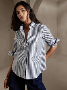 The Classic Shirt | Banana Republic Poplin Shirt Outfit, Lesbian Outfits, How To Wear A Scarf, White Pin, Banana Republic Women, Classic Wardrobe, Tailored Shirts, Poplin Shirt, Cultura Pop