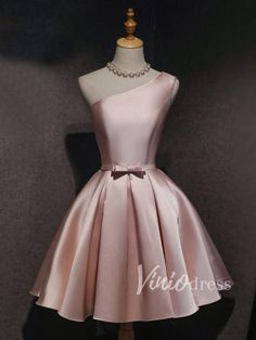 Writing Outfits, Pink Bridesmaid Dresses Short, Party Dress Pink, Short Satin, Prom Inspo, Elegant Cocktail Dress, Pink Homecoming, Satin Homecoming Dress, Sisters Dress