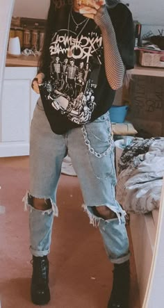 Owl City Concert Outfit, Outfit Ideas Egirl, Anime Grunge Outfit, Edgy Rocker Outfits, Black Grunge Clothes, Female Techwear Aesthetic, Oversized Punk Outfit, Indie Aesthetic Outfits For School, Light Alternative Fashion