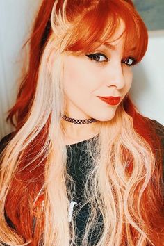 Dos tonos o mechones gruesos en el cabello: totalmente hot | Revista KENA México Blonde Hair With Ginger Peekaboo, Side Streak Hair, Ginger Hair With Black Streak, Orange And Blonde Hair Color, Red Hair With White Tips, Red To White Hair, Orange Split Dyed Hair