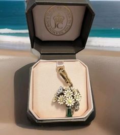 Elegant Daisy Flower Charm Jewelry, Elegant Daisy Shaped Jewelry, Clip On Charms, Juicy Couture Charms, Dangle Charms, Beautiful Bouquet, Online Boutiques, Juicy Couture, Bracelets And Charms