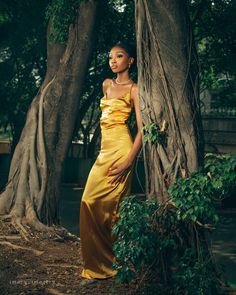 Cute black lady posing in the woods Outdoor Birthday Photoshoot Black Women, Black Woman Fall Photoshoot, Forest Fashion Photoshoot, Outdoor Formal Photoshoot, Garden Poses Photography, Baddie Outdoor Photoshoot, Fashion Nature Photoshoot, Park Photoshoot Black Women, Posing Ideas For Women Outdoor