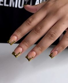 Short Nails With Gold Design, Gold Chrome French Tip Nails Square, Gold Nails Inspo Aesthetic, Short Golden Nails, Short Gold Chrome Nails, Gold Birthday Nails Short, Gold Nails Medium Length, Square Acrylic Nails Gold, Gold Nail Designs Acrylic