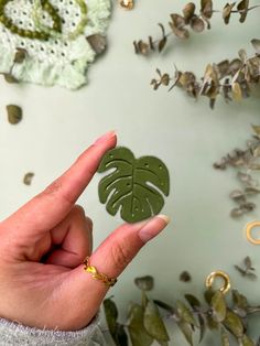 Monstera Leaf Clay Keychain/Pin/Magnet | MadeItMikayla Easy Air Dry Clay Projects Animals, Diy Ceramic Magnets, Clay Flower Magnets, Plant Clay Art, Tiny Air Dry Clay Ideas, Palmer Clay Ideas Easy, Clay Art Magnet, Easy Clay Magnet Ideas, Cute Magnets Diy