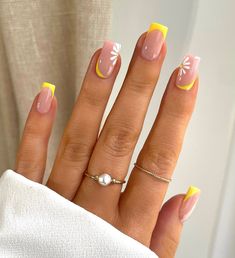 Dainty Daisies Holiday Acrylic Nails, Unghie Sfumate, Simple Spring Nails, Yellow Nails Design, August Nails, Spring Inspo, Broken Nails, Nails Cute