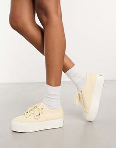 Zapatos de Superga Las cosas buenas vienen a pares Diseño de corte bajo Cierre con cordones Detalle insignia de la marca Superga Suela con plataforma plana Suela texturizada antideslizante Profile Design, Low Profile, Baskets, Topshop, Asos, Lace Up, Branding, Good Things, Sneakers