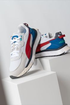 Der Artikel Puma Wild Rider Layers in der Farbe White / Urban Red von der Marke Puma mit der Hersteller-Artikelnummer 380697 01 ist jetzt bei JNS verfügbar. Men Streetstyle, Surfer Boy, Streetstyle Outfit