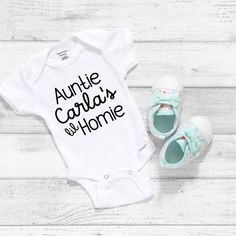 Make that aunt's day special and introduce her to auntie's little homie. A great way to make the baby announcement. INCLUDES 1 baby bodysuit from the Onesies®brand by Gerber® with pictured design Does not include props SIZING & MATERIAL 100% Cotton CARE INSTRUCTIONS Wash the bodysuit inside out in cold water and with like colors. Turn inside out to iron. Put a sheet between the design to protect it. SHIPPING INFORMATION Your order ships from Canada. Your order will be shipped with tracking Pleas Personalized White Onesie For Father's Day, White Onesie For First Birthday On Mother's Day, Personalized Birthday Onesie For Mother's Day, Mother's Day White Onesie With Name Print, Aunt Onesies, Aunt Baby Announcement, Personalized Onesies, Aunt Onesie, Aunt Baby