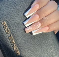 Winter Long Acrylic Nails, White Christmas Acrylics, White Acrylic Christmas Nails, Christmas’s Nails, Christmas Acrylic Nails Coffin, Acrylic Nails For Winter, White Christmas Nails Acrylic, Christmas Baddie Nails, Winter Nail Sets