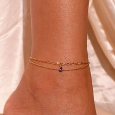 ✦ 𝐈𝐭𝐞𝐦 𝐃𝐞𝐬𝐜𝐫𝐢��𝐩𝐭𝐢𝐨𝐧 The Minimalist Birthstone Chain Anklet by Pashi Minimalist is a delicate, shiny layered anklet, designed with simplicity and elegance in mind. Crafted in gold, this lightweight anklet features a subtle birthstone charm, making it a personalized and meaningful piece. Perfect for everyday wear, it adds a touch of sophistication to any outfit, whether casual or dressy. Ideal for layering or wearing solo, it's a versatile addition to your jewelry collection. ✦ Produ Simple Gold Jewelry, Layered Chain, Bracelet Simple, Gold Anklet, Gold Jewelry Simple, Charm Making, Anklet Bracelet, Chain Anklet, Birthstone Charms