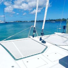 the front end of a sailboat in clear blue water