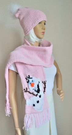 Light pink, warm and soft girl's ''FROZEN'' theme scarf and hat set hand knitted with needles from high quality wool - acrylic yarns. With funny Olaf snowman character on the scarf. With fluffy, easily removable pompom and decorative fringes. Double layer scarf is warm and knitted without seams. Comfortable to wear, easy to maintain and durable. These scarf and hat will warm you up in cold winter or autumn time. Also it's available hand knitted works according to your model and size.SIZE: univer Funny Olaf, Olaf Snowman, Holiday Scarves, Scarf And Hat, Snood Scarf, Cashmere Hat, Frozen Theme, Pink Holiday, I Love This Yarn