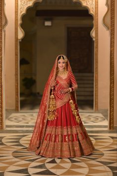 Bridal Lengas Red, Gujarati Wedding Lehengas Bridal, Indian Wedding Bride Lehenga Red, Gujrati Bride Outfit, Gujarati Bride Traditional, Panetar Lehenga Gujarati, Gujrati Bride Gharchola, Gujarati Bridal Lehenga, Wedding Lehenga Red