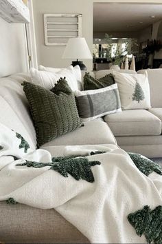 Cozy winter greenery decor for a warm Christmas living room Christmas Sofa Decor, Winter Living Room Decor, After Christmas Decor, Christmas Living Room Decor Ideas, Decor Makeover, Christmas Sofa, Green Living Room Decor, Christmas Living Room Decor, Cozy Christmas Living Room