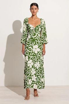 The Ondina Midi Dress in Pavito Floral Olive is designed with a flattering sweetheart neckline, long voluminous sleeves, shirred back panel and a gathered skirt that falls effortlessly to a full length hem. Considerately crafted with rayon crepe fibres from renewable wood sources and hand-printed with large contrast blooms for a statement finish. Perfect for any date night or tropical occasion. Spring School, Maxi Dress Sale, Faithfull The Brand, Green Floral Dress, Gathered Skirt, Mini Dress Shop, Dress Cuts, Linen Dresses, Dress 100