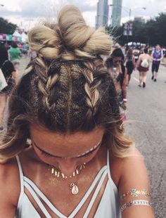 Get everything you need for festival season in one place! Learn about the best festival fashion inspiration, tips and tricks and hacks to survive a music festival! Everything over at RaveHackers.com Kepang Dua, Festival Fashion Outfit, Coachella Hair, Festival Mode, Festival Glitter, Fest Outfits, Open Hairstyles, Pinterest Hair