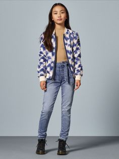 Deze skinny fit jeans van Geisha is gemaakt van stretchdenim. Aan de binnenkant van de broek zit een verstelbare tailleband. Dit 5-pocket model heeft een hoge taille en heeft een rits- en knoopsluiting.