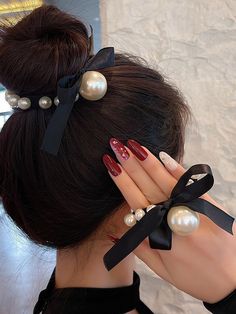 Preto e Branco  Collar  Tecido   Embellished   Acessórios Femininos Outfit Nero, Hair Rubber Bands, Pearl Bow, Big Pearl, Bow Decor, Hair Rings, Simple Chic, Elastic Hair Bands, Pearl Hair