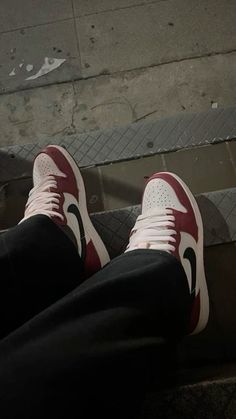 Urban Shoes, Pretty Shoes Sneakers, Kicks Shoes, Jordan Shoes Retro, Shoes Outfit Fashion, Jordan Sneakers, Instagram Wallpaper, Hype Shoes, Girly Shoes