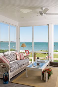 Cozy Sunroom Ideas with Amazing Sea View Beach-style furniture is used in this cozy sunroom surrounded by sea views. Small Sunroom Designs, Cozy Sunroom Ideas, Small Sunroom Ideas, Rustic Sunroom, Small Sunroom, Porch Interior, Conservatory Design, Light Wooden Floor