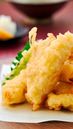 some fried food is sitting on a napkin